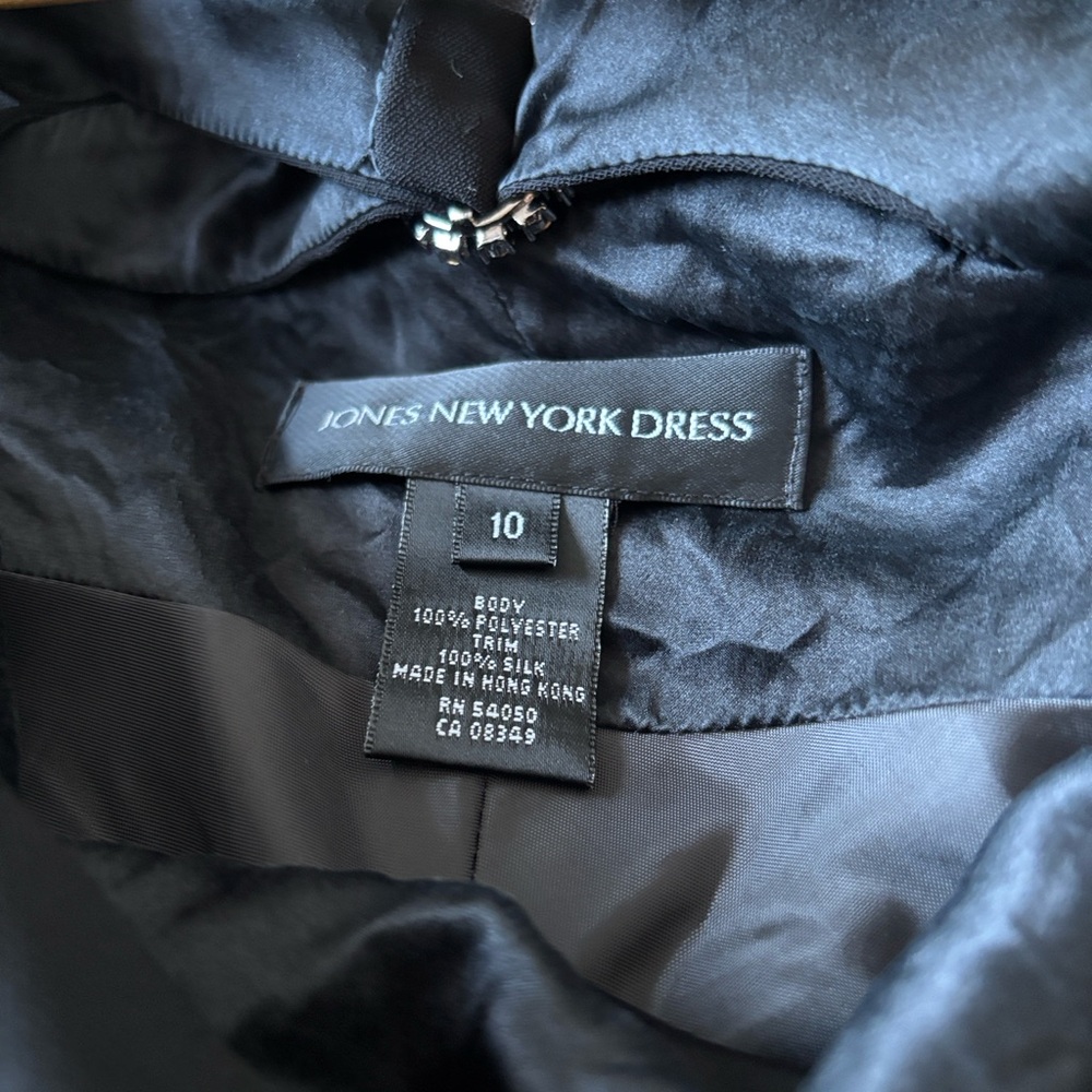 JONES NEW YORK 90s Minimalist LBD Cutout Back Buckle Dress | 10 - Picture 3 of 8